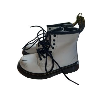 Dr. Martens Kids White Bouncing Soles Boots. Size: 7